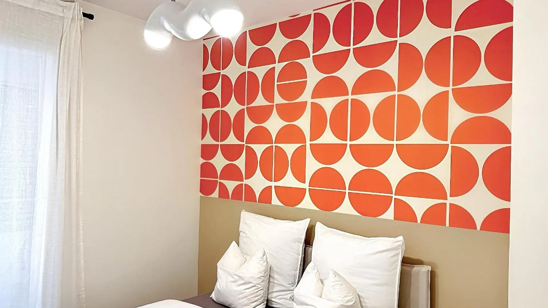Suite Paradigme Lyon 0*,  France